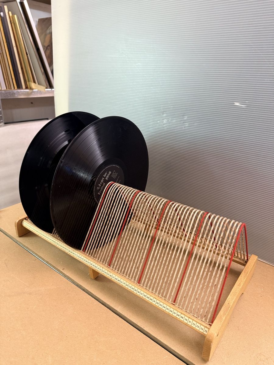 Supporti per strumenti musicali & leggii: Schallplattenständer, 1960er – Usato da Solothurn venduto da NUVICO 4