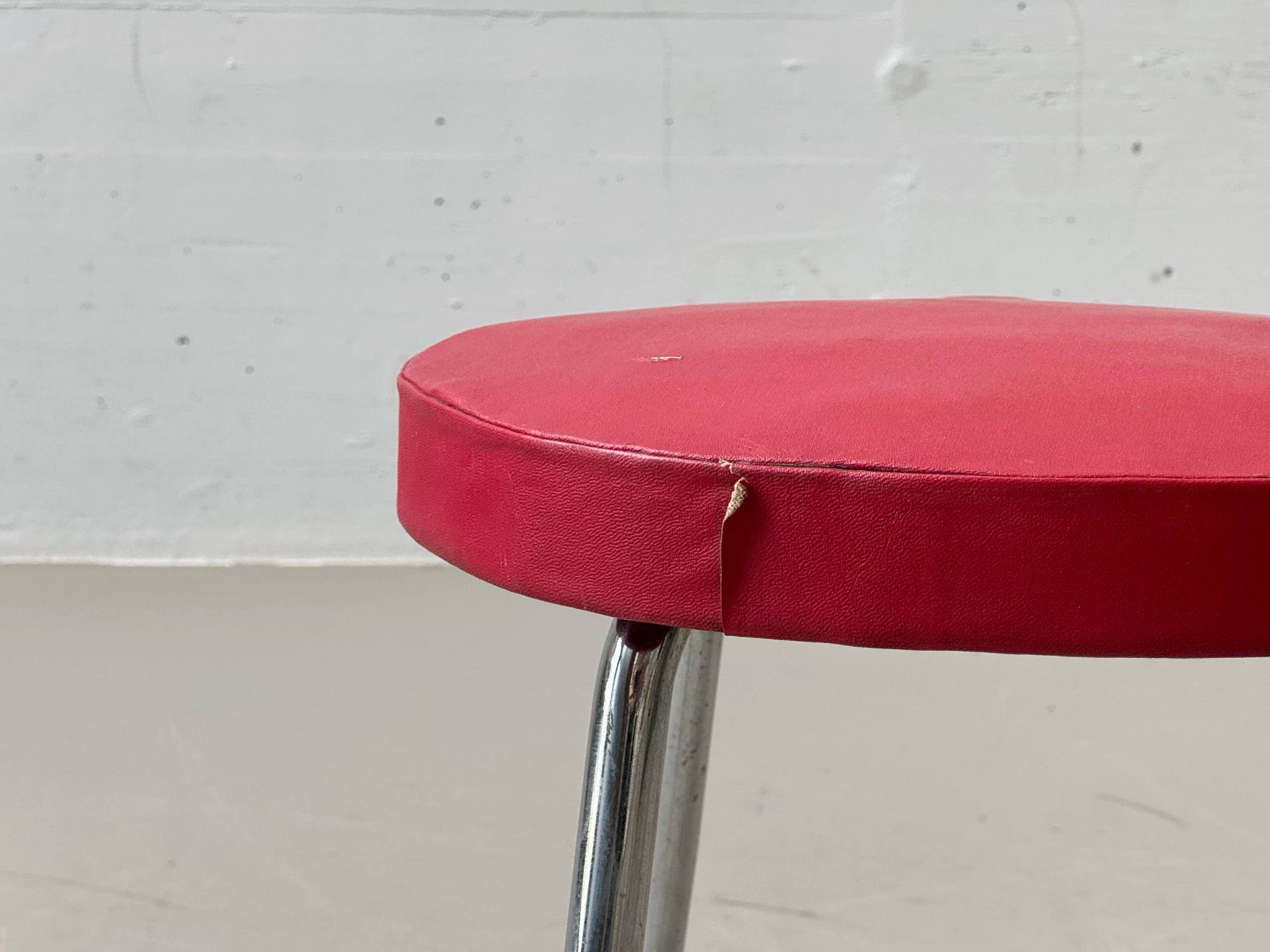 Hocker: Vintage Hocker mit rotem Polster und Chromgestell, 60er – Gebraucht aus Zürich von LeMoege 2