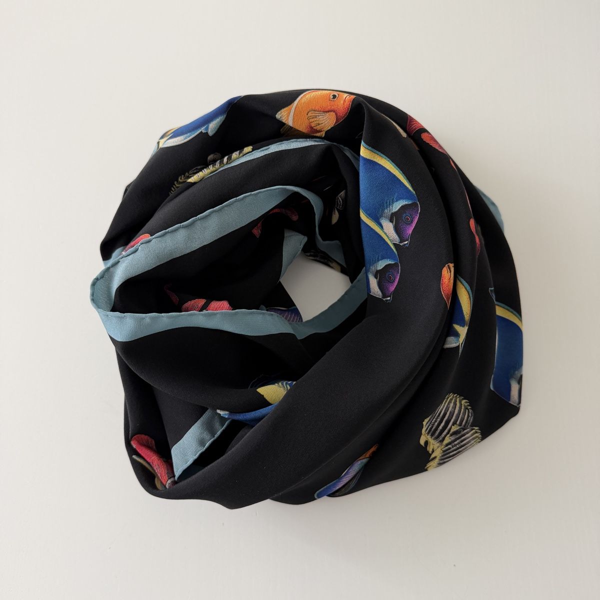 Fabric Frontline Foulard & Sciarpe: FABRIC FRONTLINE Silk Scarf – Nuovo (secondo la descrizione) da Emmen venduto da Colette-Juliette 1