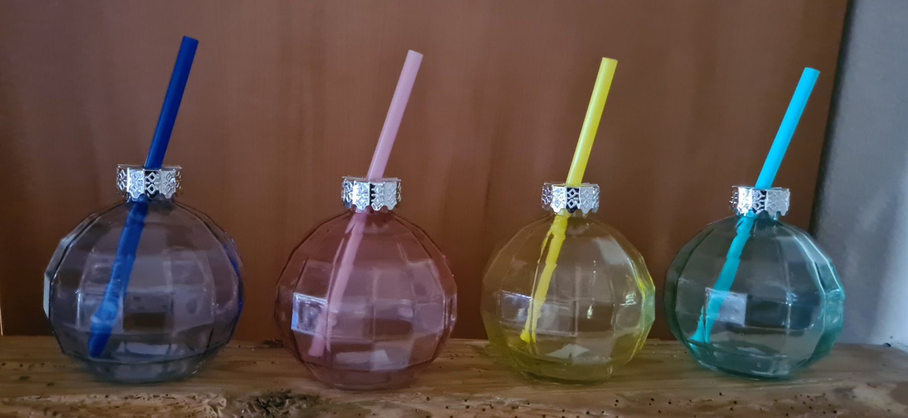 Bicchieri: 4 bunte Trinkgläser mit Röhrli in Weihnachtskugel-Form. – Nuovo e nell'imballaggio originale da Winterthur venduto da bibummi