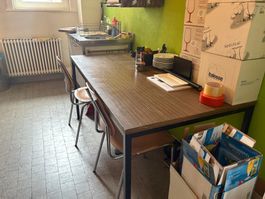 Tisch mit Metallgestell