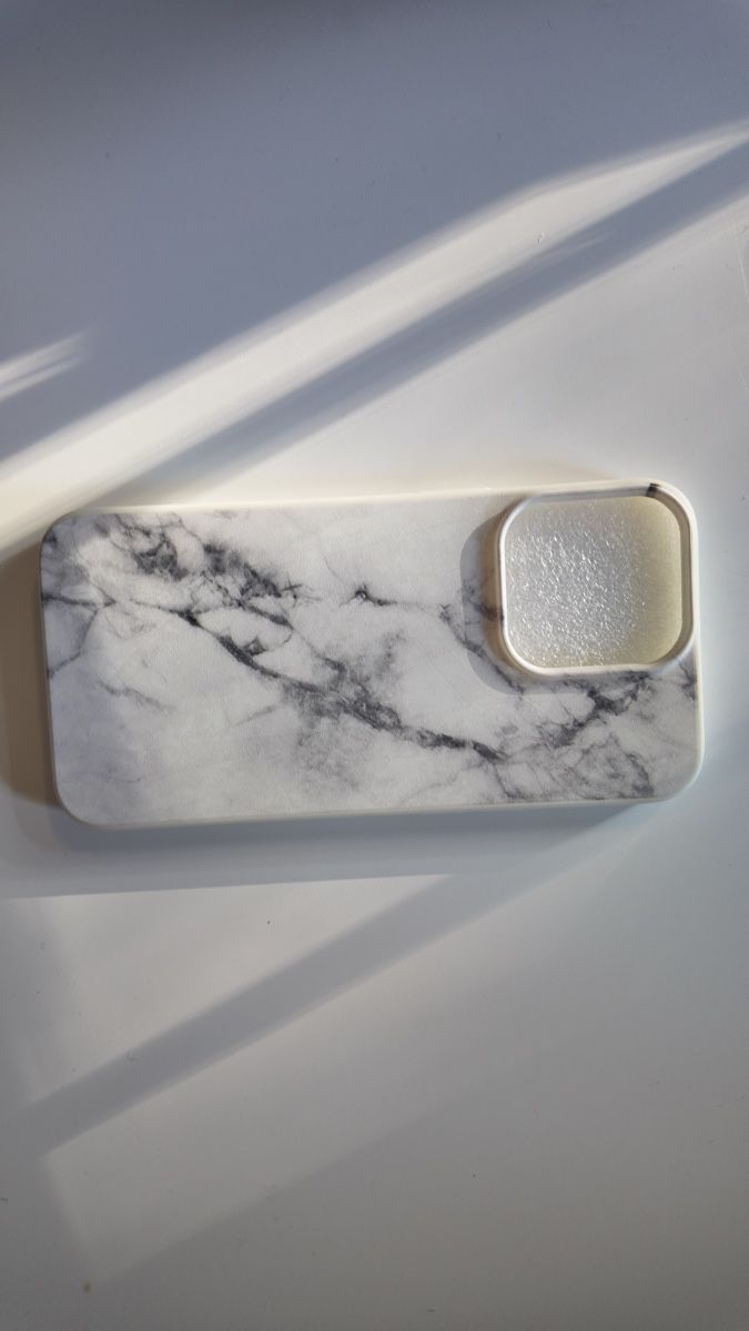 Covers & Schutzfolien: Coque d’iPhone 13 Pro marbrée blanche et noire – Neu und originalverpackt aus Denges von val_j8w7
