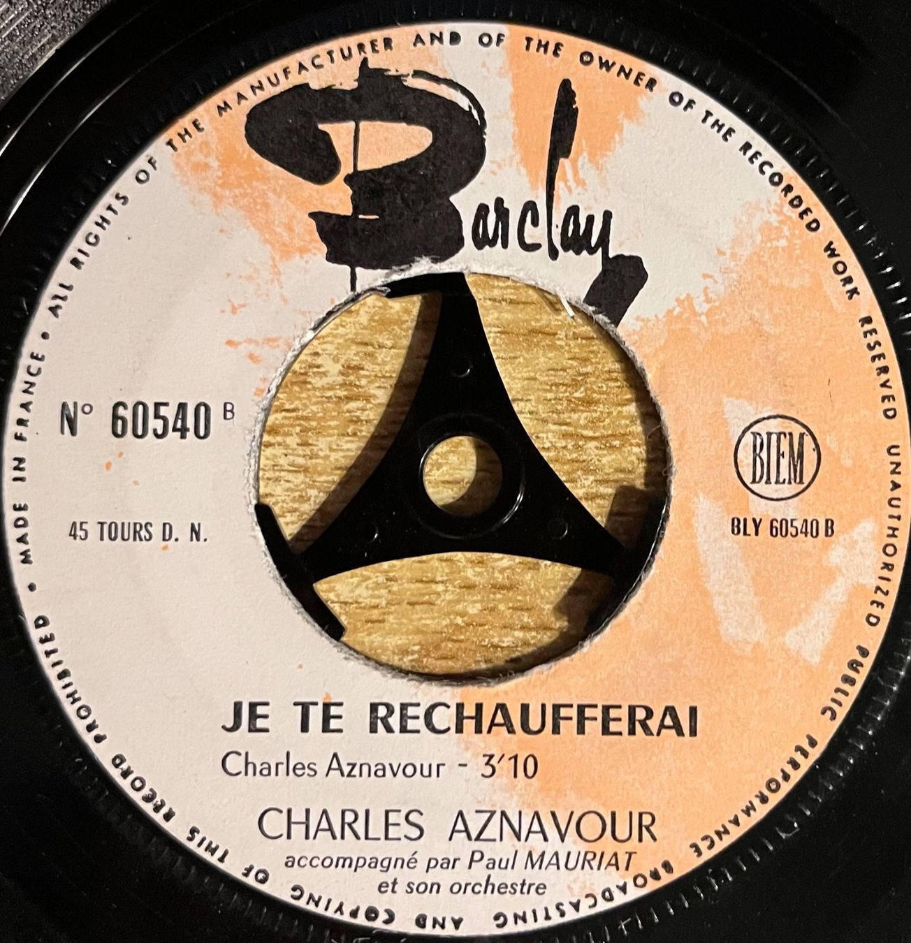 Dischi in vinile: CHARLES AZNAVOUR - LE MONDE EST SOUS NOS PAS – Usato da Bussigny venduto da vinyl-pas-cher 3
