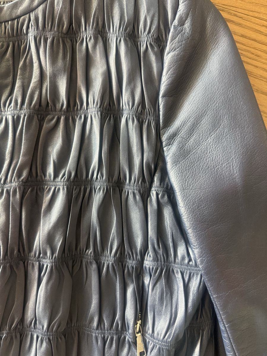 Prada Vestes: Neuwertige original Prada Lederjacke, Grösse IT 44 – Neuf (Voir description) à Zug par Serena_7500 4