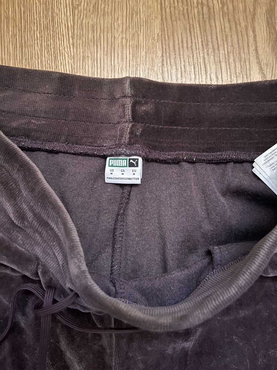 Puma Pantaloni: Puma Samt Jogginghose Dunkelviolett Grösse M – Usato da Hermetschwil-Staff venduto da val_tq86 2