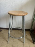 Hocker aus Holz und Metall 