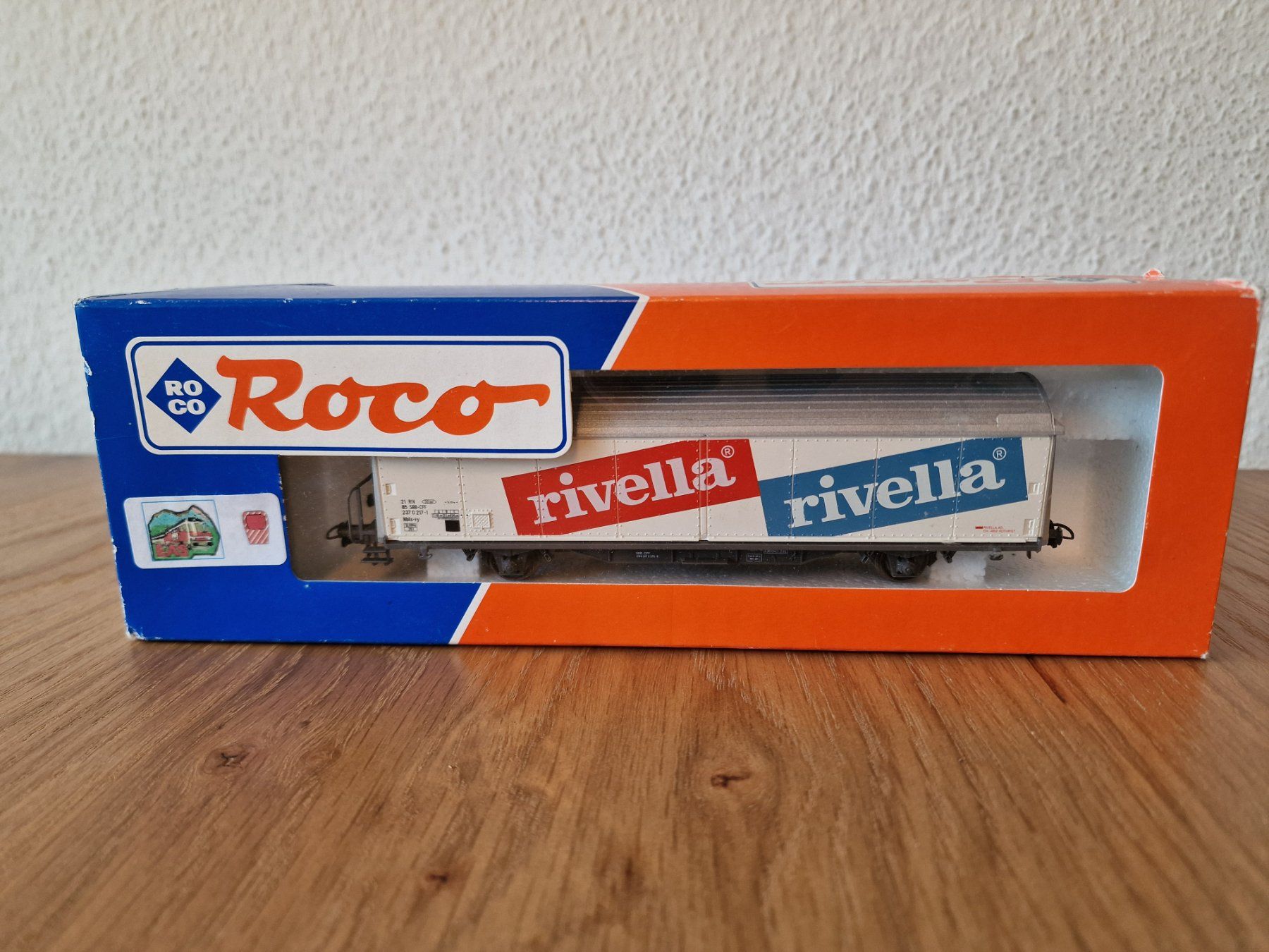 Roco Modellini di ferrovie: SBB Roco Güterwagen H0 Rivella/Grappilon mit Blinklicht – Usato da Matten b. Interlaken venduto da lor_hr9w 5