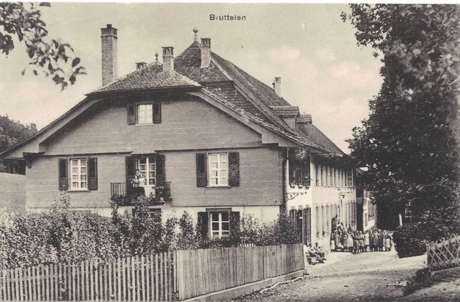 Cartoline postali: Brüttelen BE Schulhaus , ca.1910 – Usato da Solothurn venduto da Bepposol