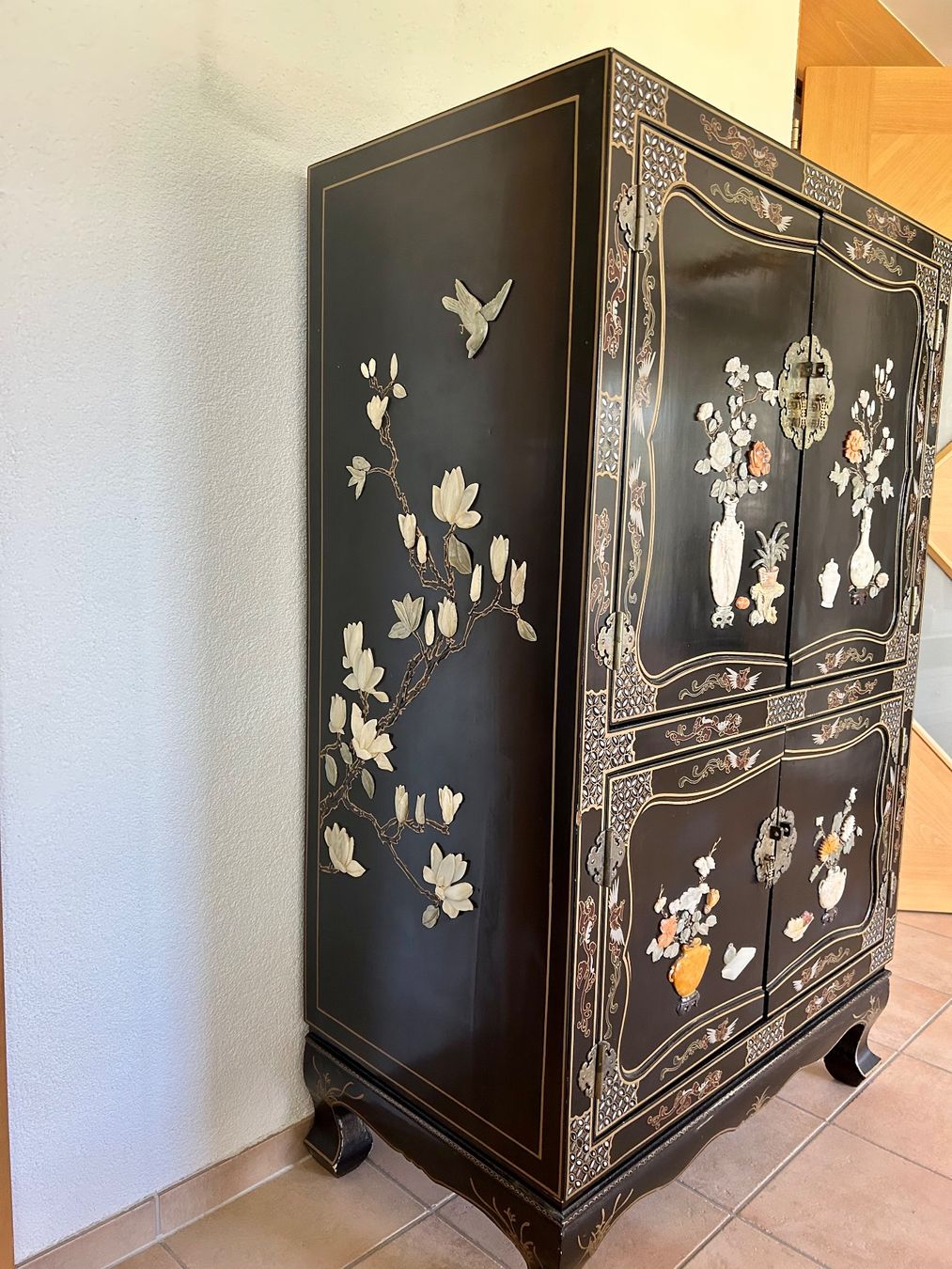Armadi: Asiatischer Schrank mit Steinapplikationen – Usato da Untersiggenthal venduto da Pitsidia02 2