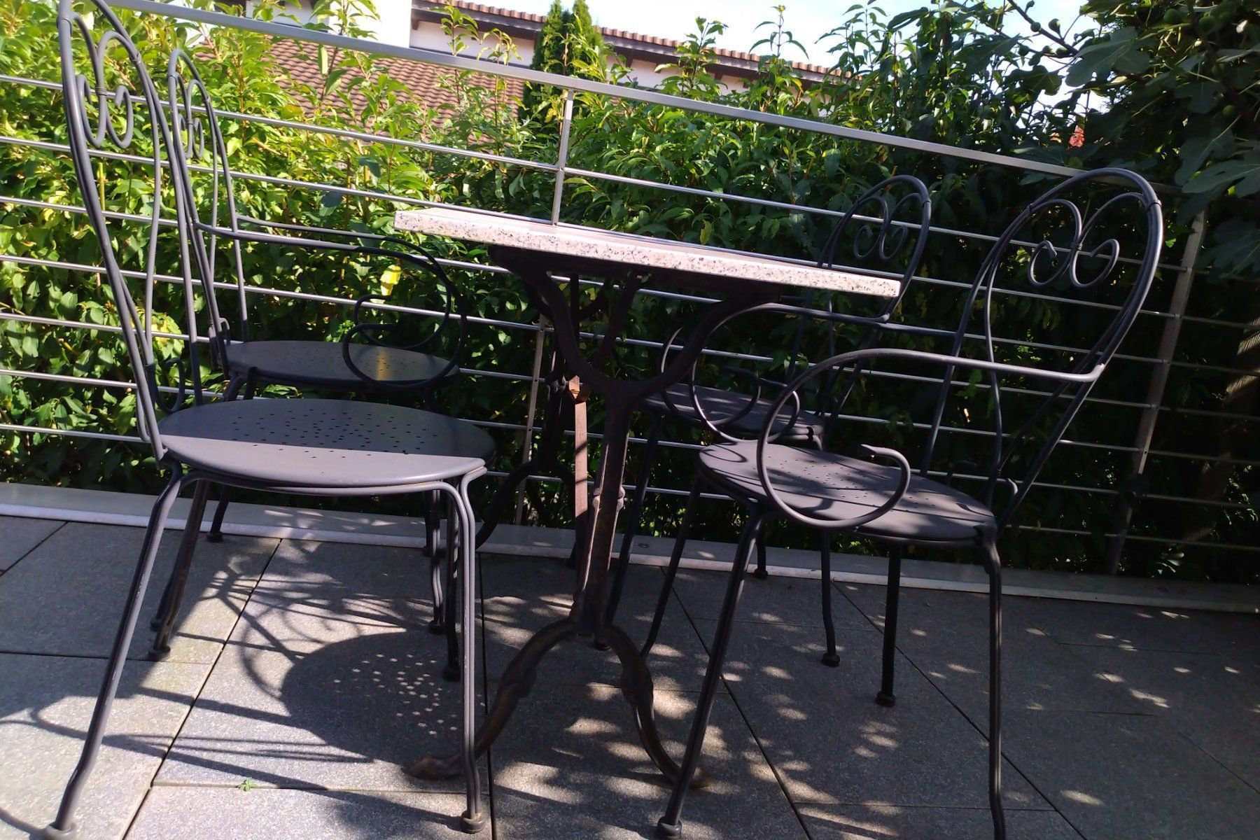 Tables: Bistrotisch aus Marmor mit Stuehlen – D'occasion à Altendorf par Schmalbrust 2