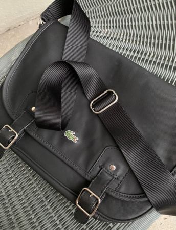Superbe sac bandoulière LACOSTE style messenger PVC noir