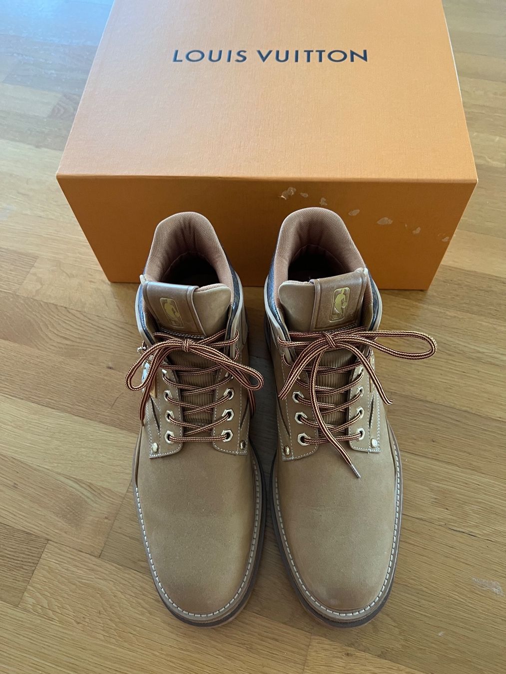 Louis Vuitton Scarpe da uomo: Louis Vuitton x NBA Oberkampf Ankle Boots – Nuovo (secondo la descrizione) da Steinmaur venduto da Kiki_m240 1
