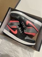 Baskets Nike Air Jordan 1 gris noir rouge taille 42.5