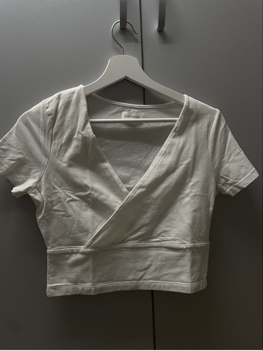 T-shirt: Black and White wrap-over crop top – Nuovo (secondo la descrizione) da Birmensdorf ZH venduto da Samantha_07 1