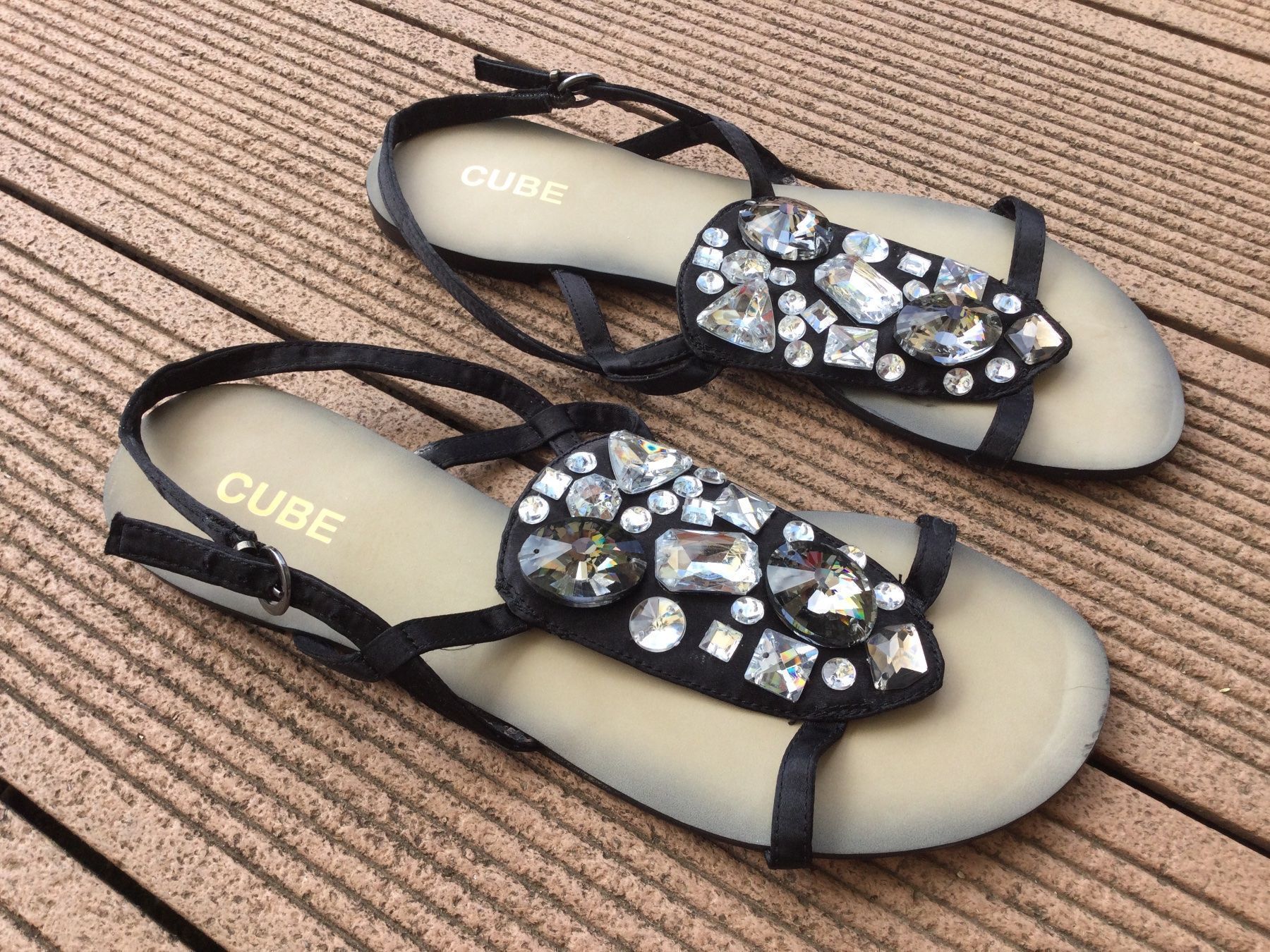 Cube Scarpe da donna: Sandalettes noires satinées big strass – Nuovo e nell'imballaggio originale da Agiez venduto da chouchanelle 1