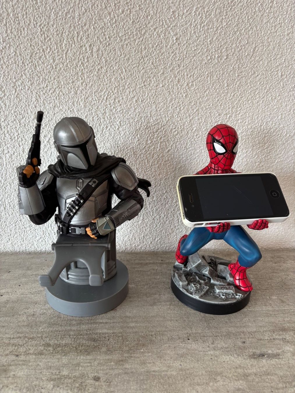 Statuette: Handyhalterung: Mandalorian & Batman – Usato da Oberrieden venduto da Yola0 1