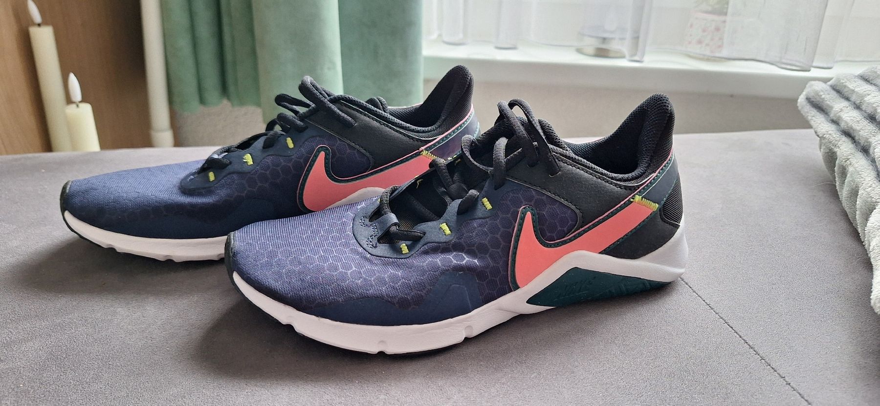 Nike Damenschuhe: Nike Legend Essential 2 – Neu (gemäss Beschreibung) aus Hägglingen von fab_5sbm 1