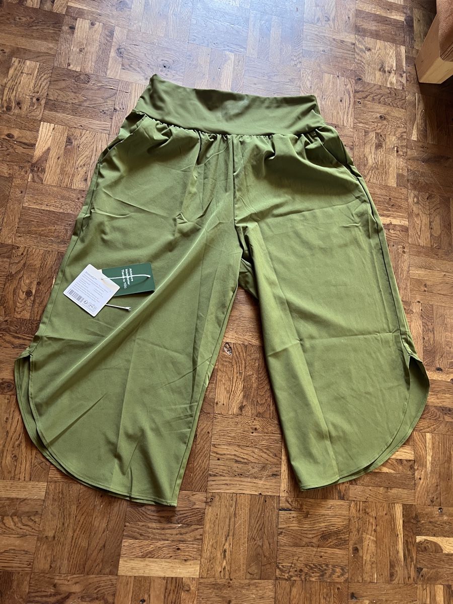 Halara Pantalons: Halara Capri Hose M – Neuf (Voir description) à Hasliberg Goldern par Mejolo 1