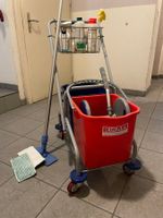 Putzwagen mit Wischmob und Lappen