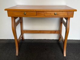 Kleiner Holztisch mit 2 Schubladen