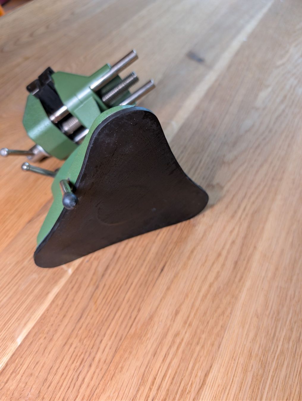 Tous les outils: Alter Tisch Schraubstock – D'occasion à Wynau par Zebrafurz 3