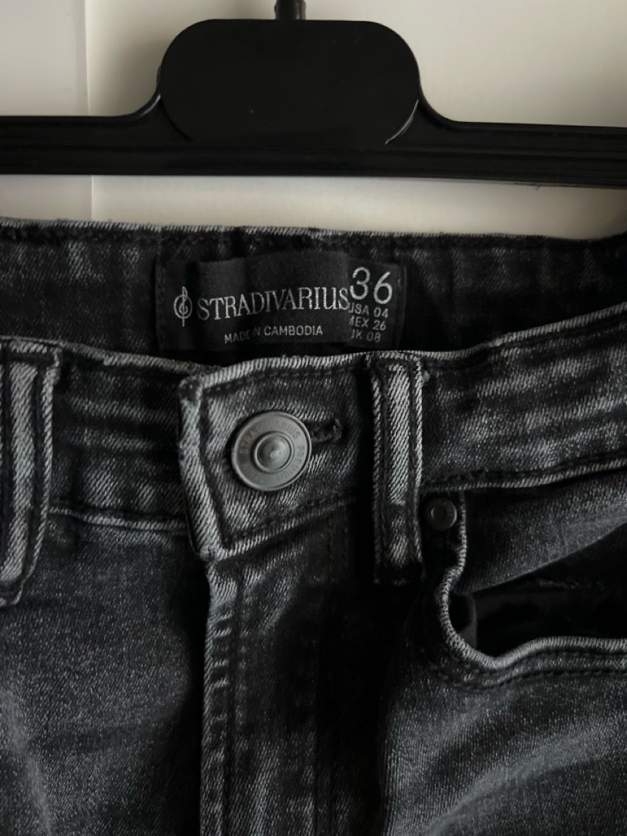 Stradivarius Jeans: Stradivarius Stretchy Black Denim Flared Jeans Gr.36 – Usato da Hünenberg See venduto da mississauga 1