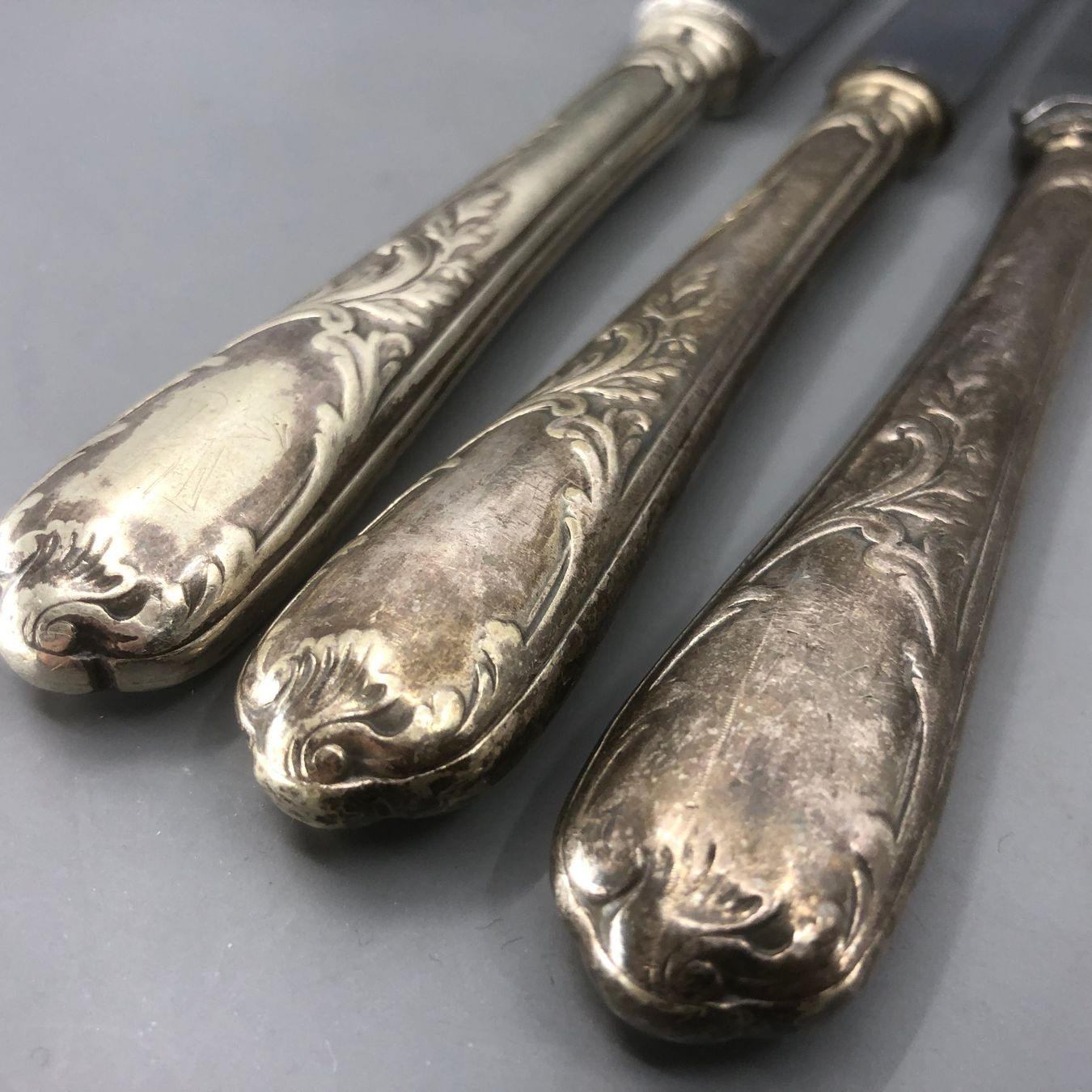 Christofle Besteck: 3 Dessertmesser versilbert Christofle – Gebraucht aus Basel von Tiabeanie 4