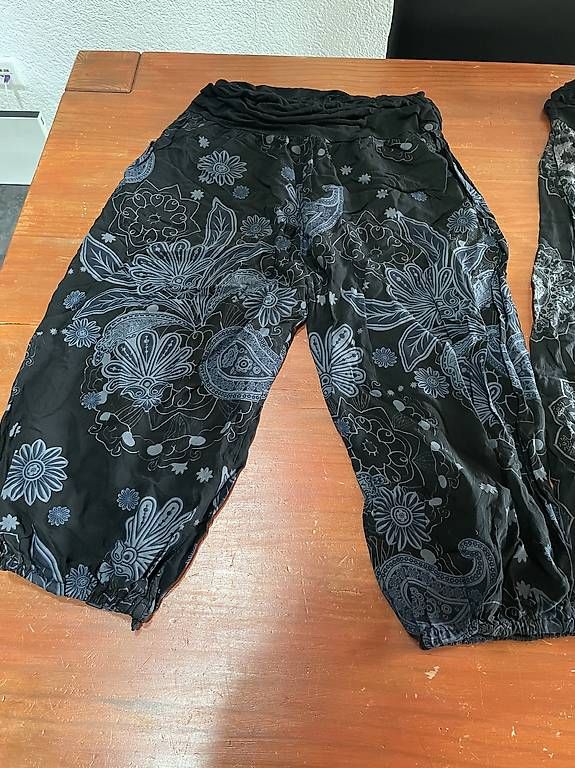 Pantaloni: 2 kurze Haremshosen, Grösse S – Usato da Rüschegg Heubach venduto da sharky81 1