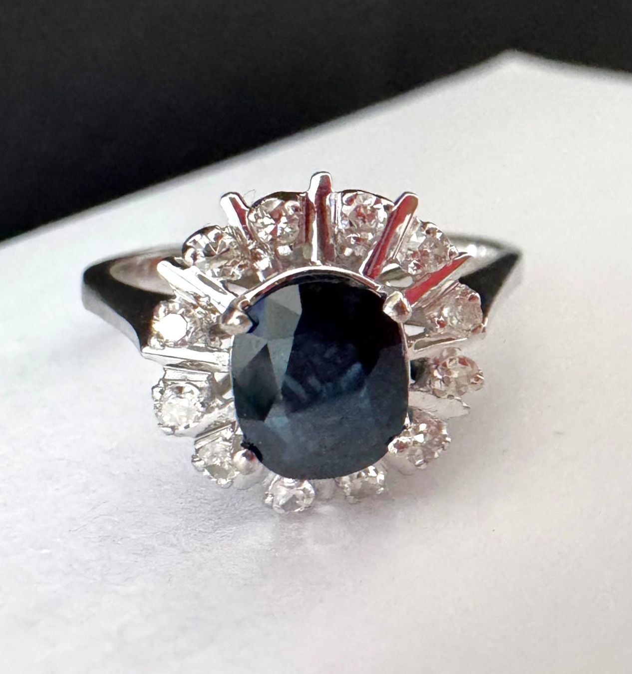 Anelli: Weissgold Ring 585 gestempelt mit Saphir & Diamanten – Usato da Ebikon venduto da repatrick 1