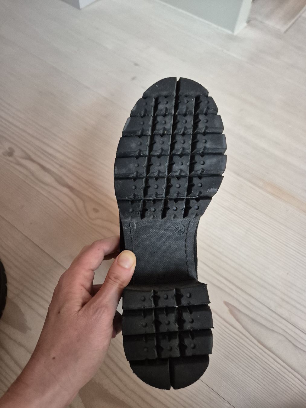 Scarpe da donna: Schwarze Wildleder Stiefeletten, Gr. 38 – Usato da Luzern venduto da ste_6k9h 3