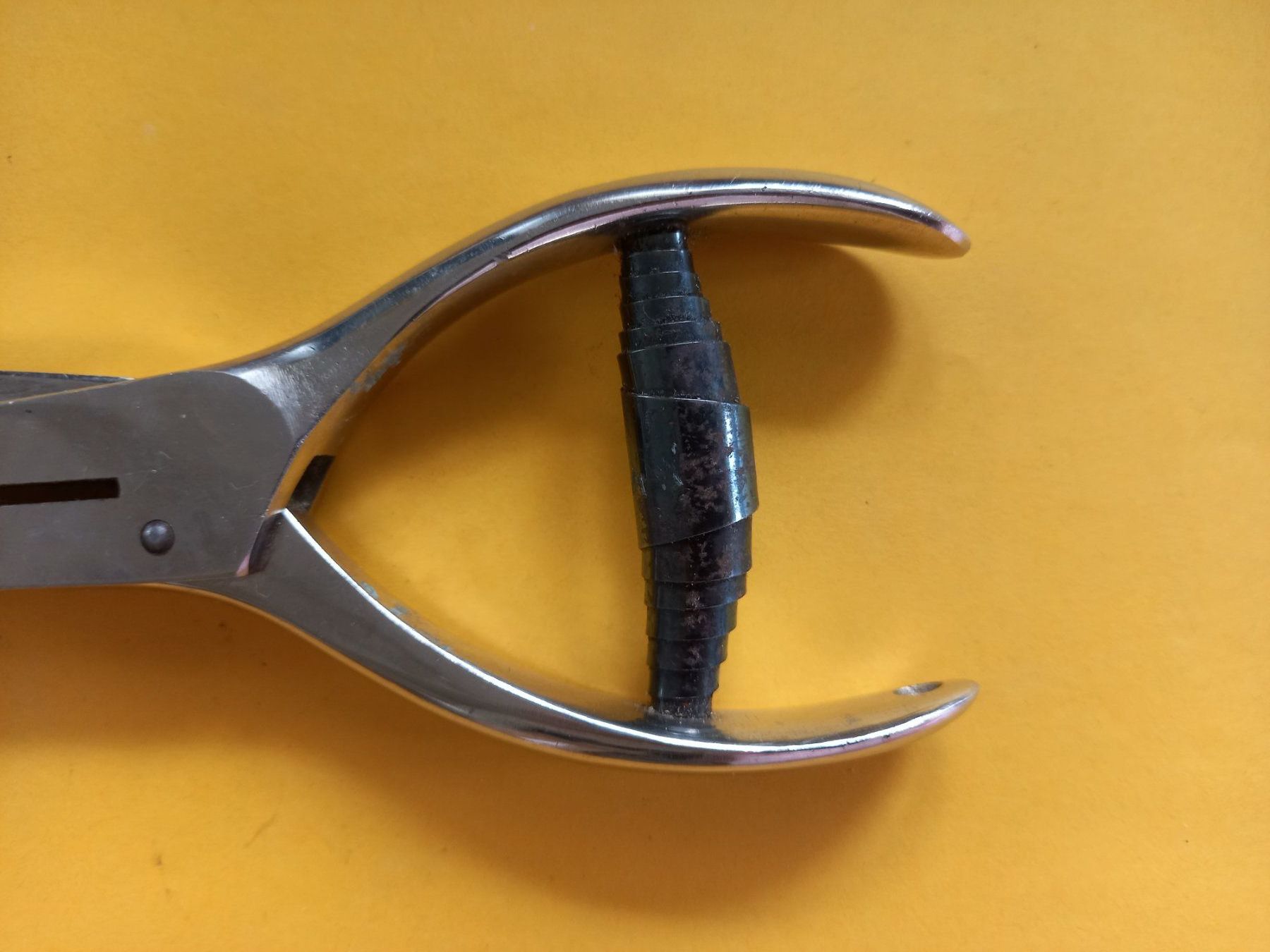Greifer: Pince perforatrice en métal – Gebraucht aus Rossens FR von Souris1 2