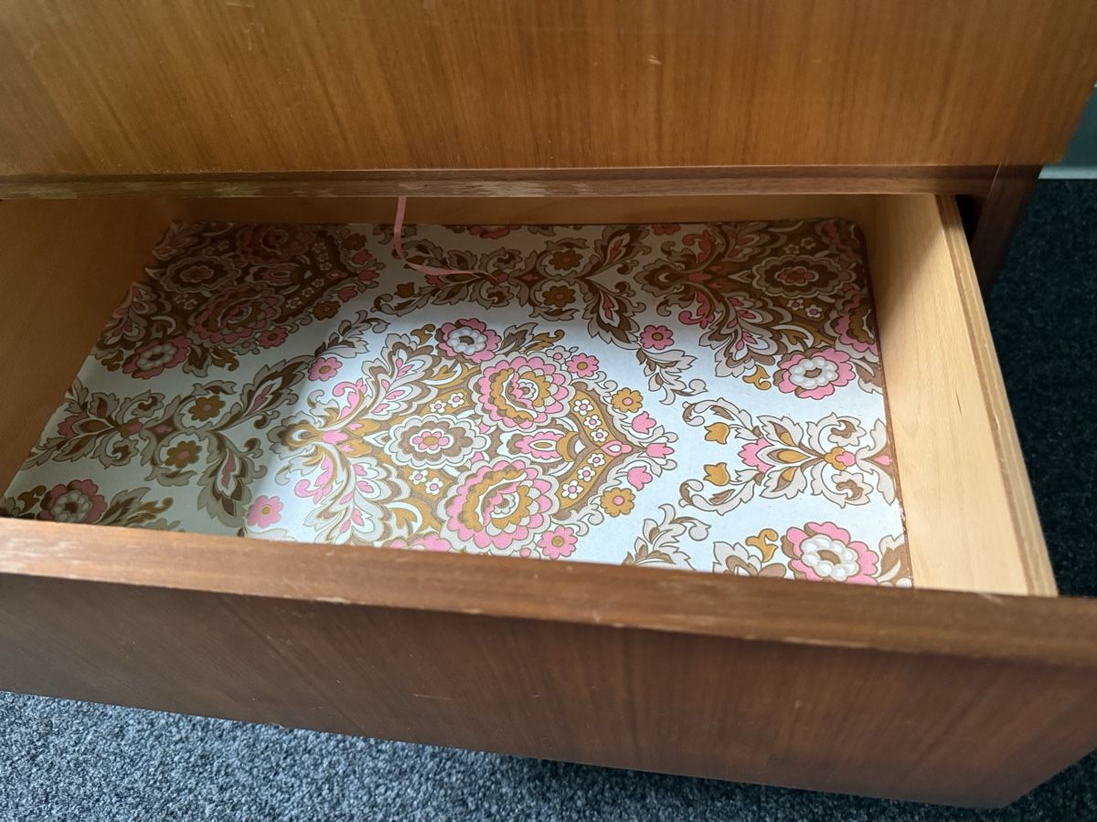 Kommoden: Kommode Nussbaum 4 Schubladen Vintage – Gebraucht aus Bern von Delamer 2