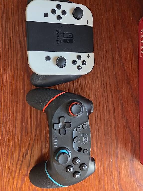 Konsolen: Nintendo Switch Oled + Mario kart 8 + manette suppl. – Gebraucht aus Genève von fre_6hjt 2