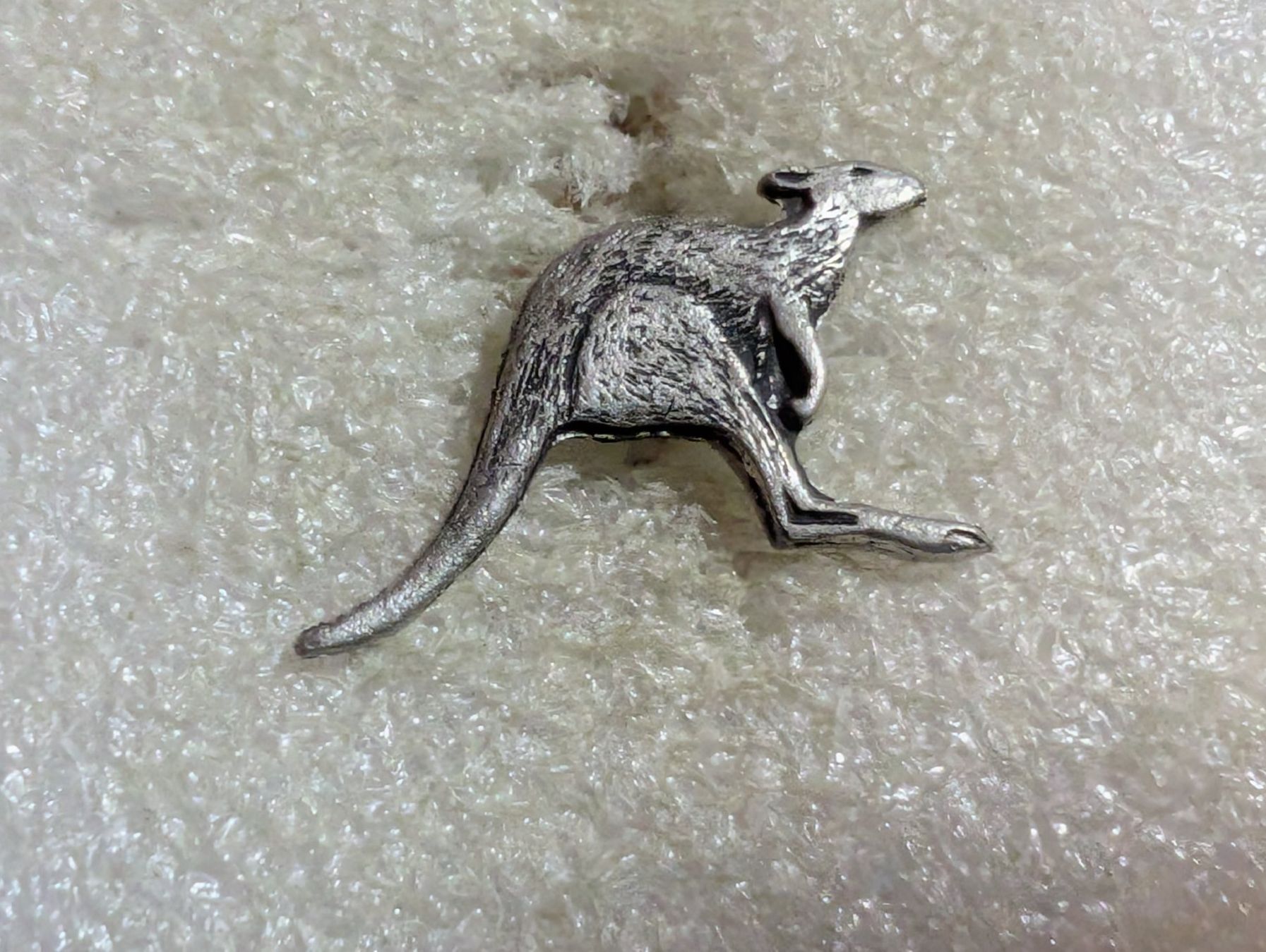Placchette & Badge: Ansteckpin 73: Känguru – Usato da Oppligen venduto da Pin-Fall-Shop