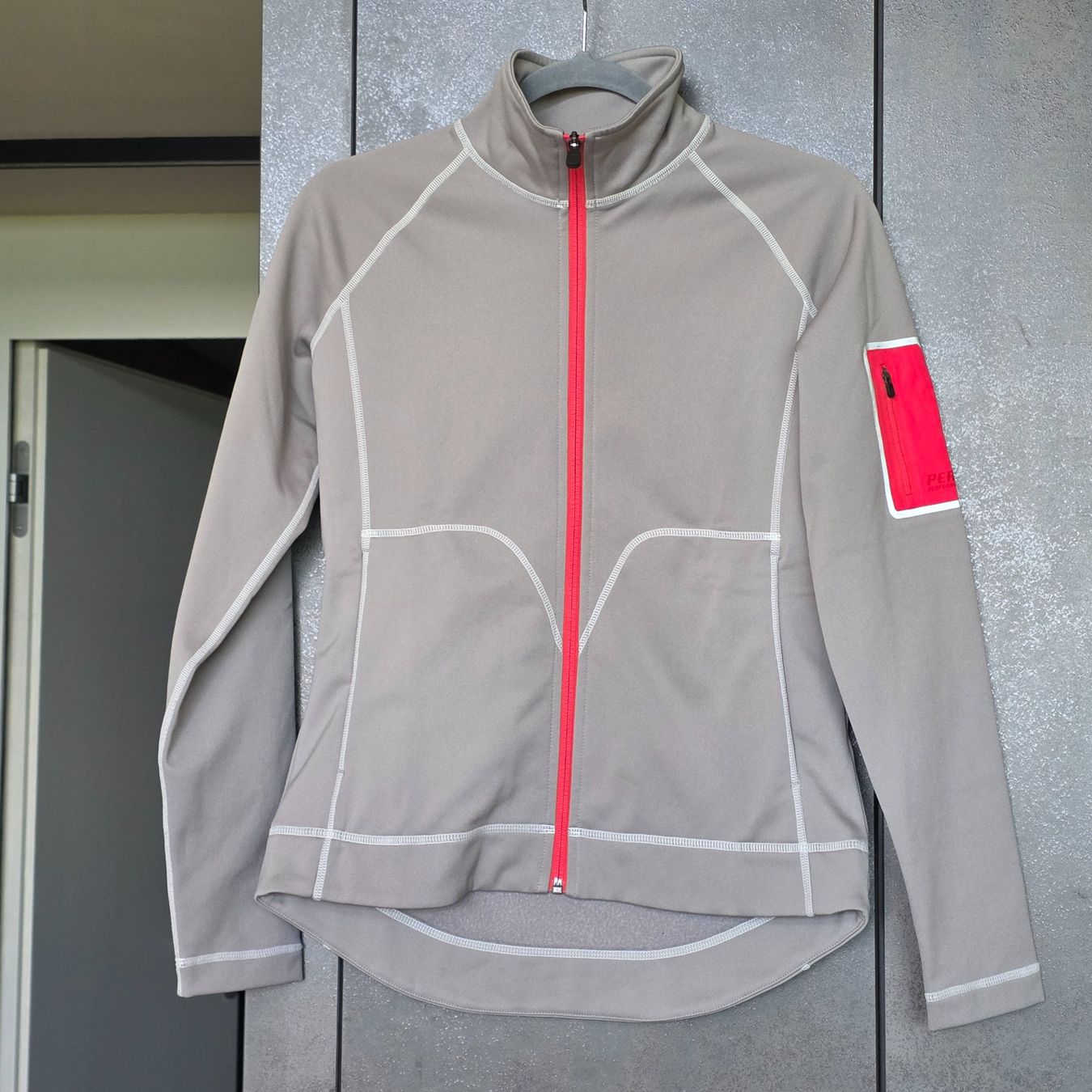 Peak Performance Jacken: 🐸 PEAK PERFORMANCE JACKE M SPORTJACKE HELLGRAU – Gebraucht aus Môtier (Vully) von Frogs