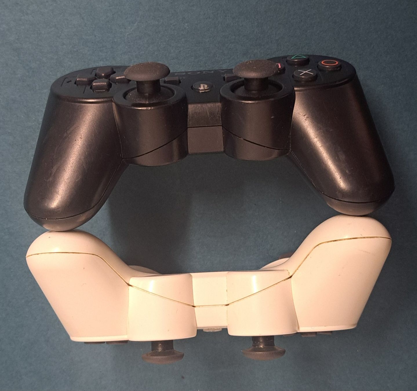 Sony Controller: Ps3 Controller  weiss  und schwarz original Sony  2 Stück – Usato da Biel/Bienne venduto da Sasha4u 2