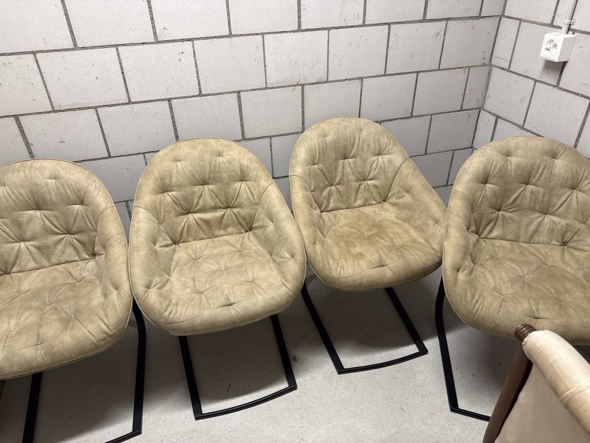 Sedie: 4 Stühle Sessel Beige gesteppt Metallgestell – Usato da Oberkulm venduto da mgp_d6r7