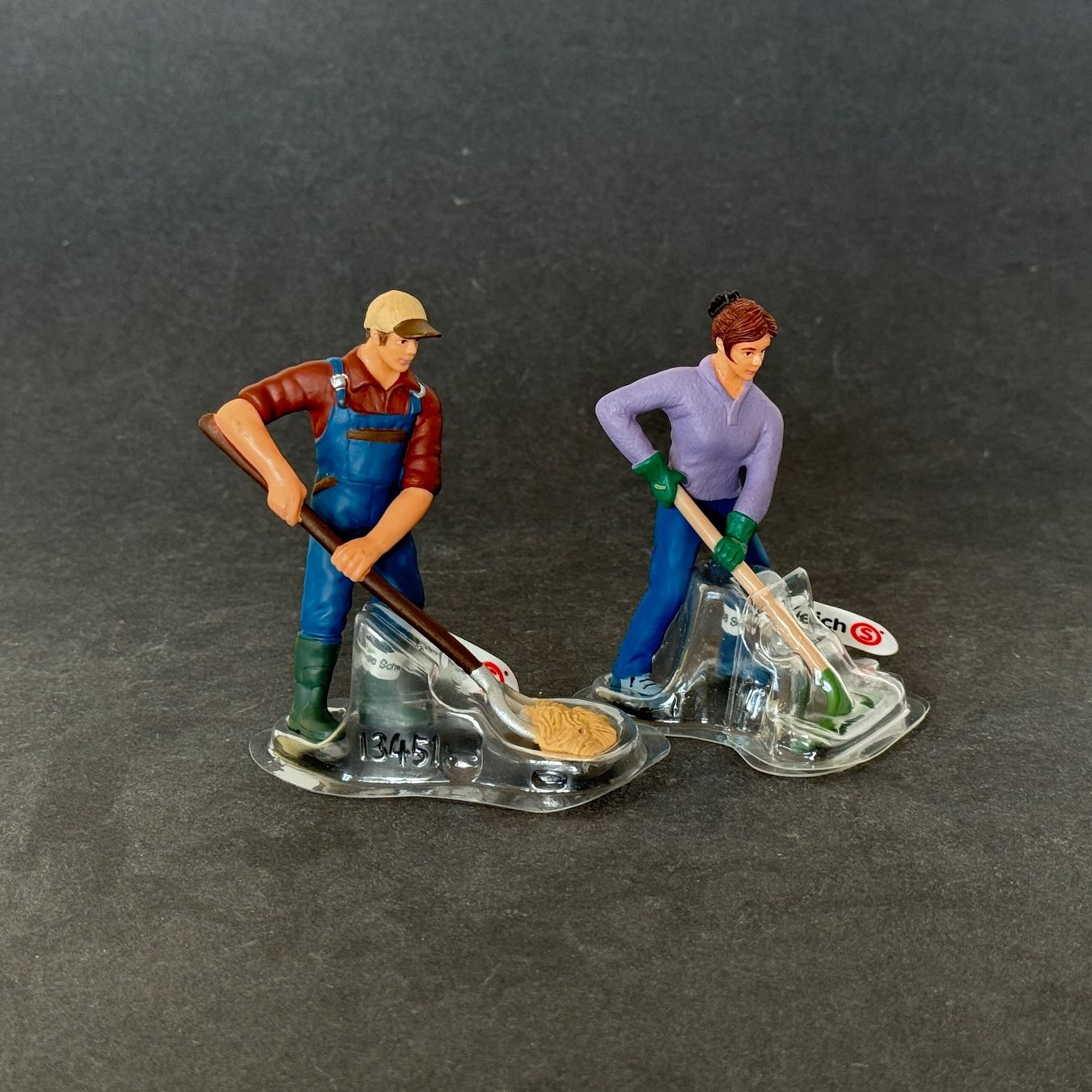 Schleich Statuette: Schleich Bauer Bäuerin Stalljunge Menschen Figuren – Nuovo (secondo la descrizione) da Ennetbaden venduto da mapa05