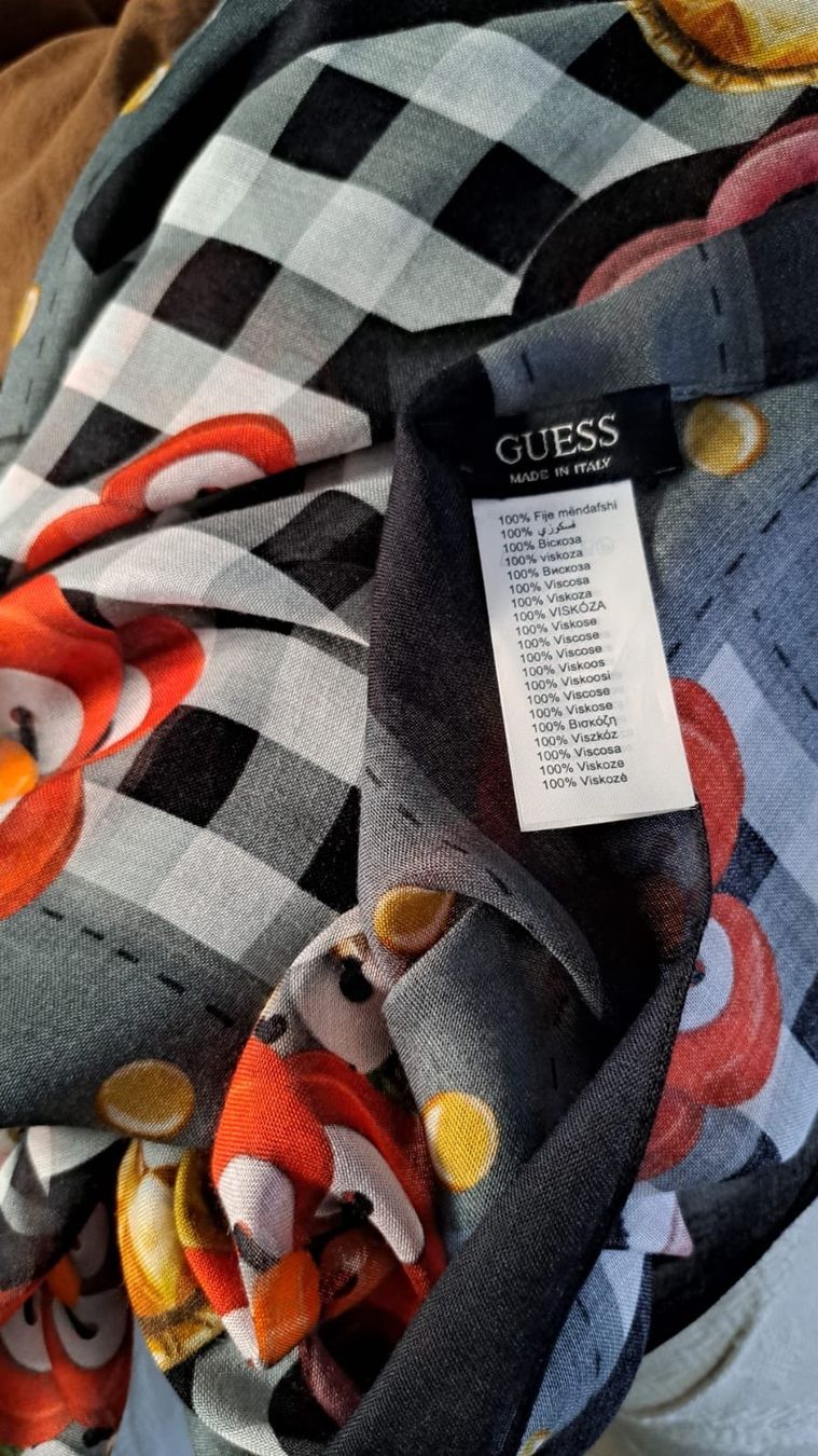 Guess Foulard & Sciarpe: schönes Tuch von GUESS – Nuovo (secondo la descrizione) da Neuhausen am Rheinfall venduto da mariess 2