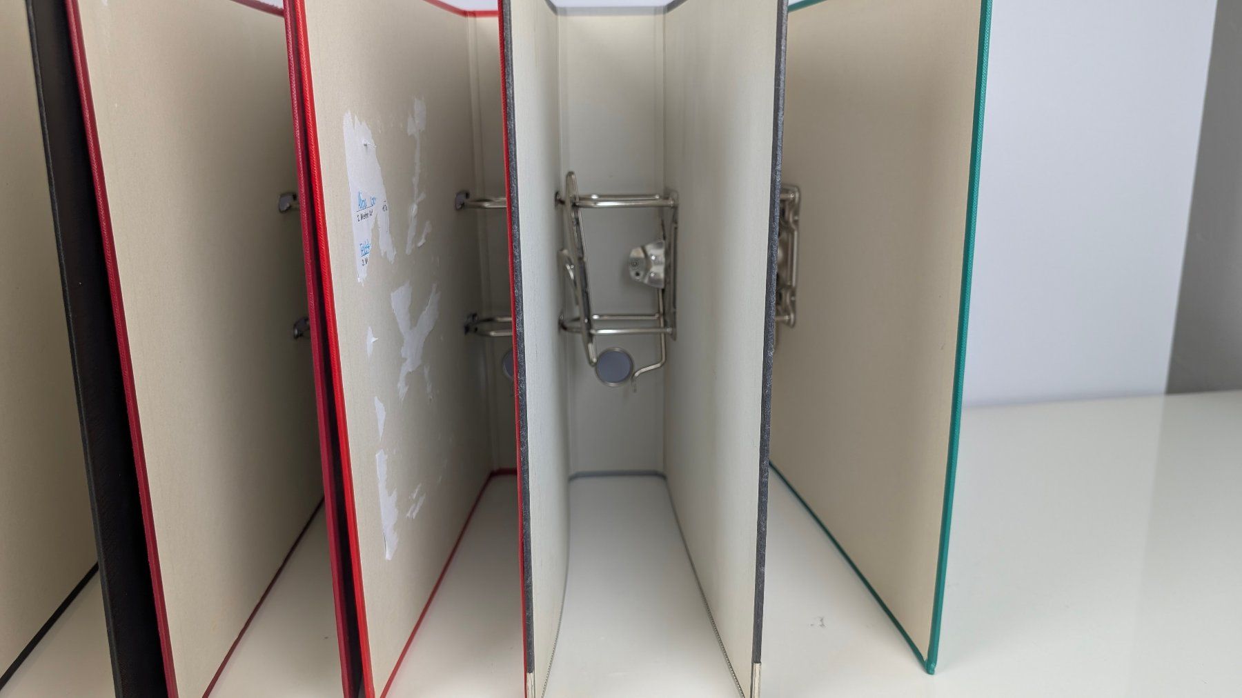 Ordner: 11 Ordner in Verschiedene Farben – Gebraucht aus Wettingen von Wendemarket 2