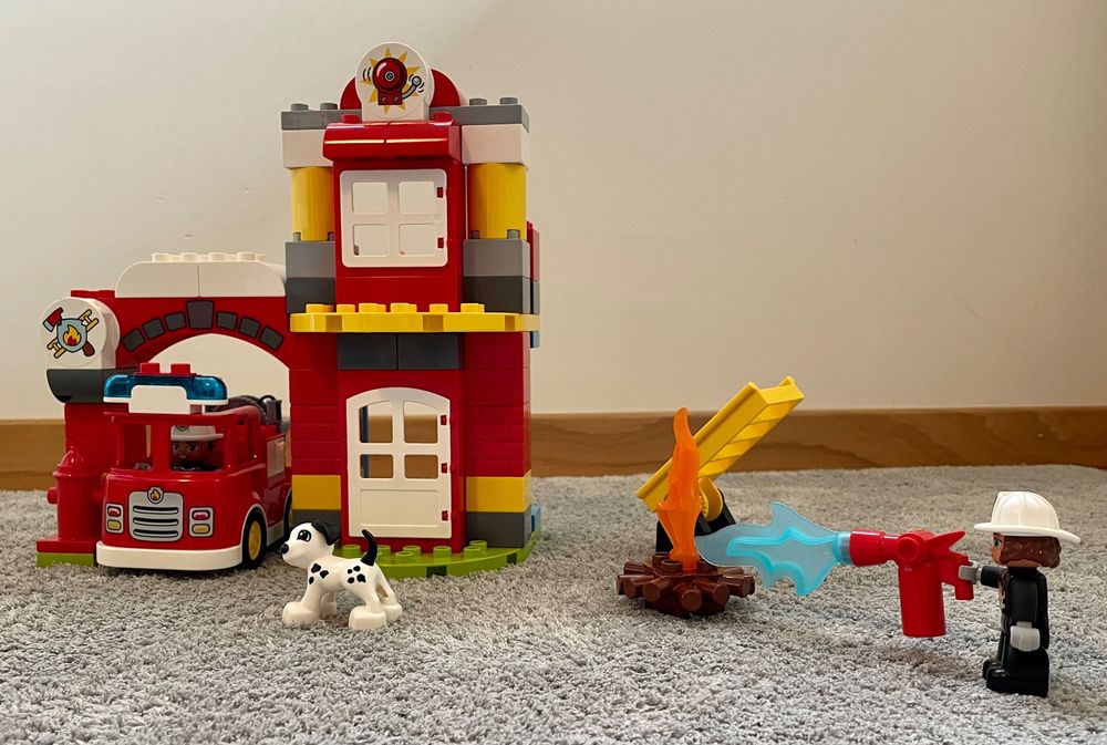 LEGO 10903 Duplo Town La Caserne De Pompiers avec Jouet Camion, Lumière,  Son et 2 Figurines, Jeu de Construction Enfants 2-5 Ans