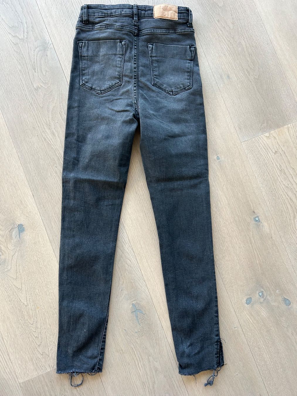 Zara Jeans: schwarze ZARA highwaist Jeans – Usato da Kilchberg ZH venduto da Anie. 2