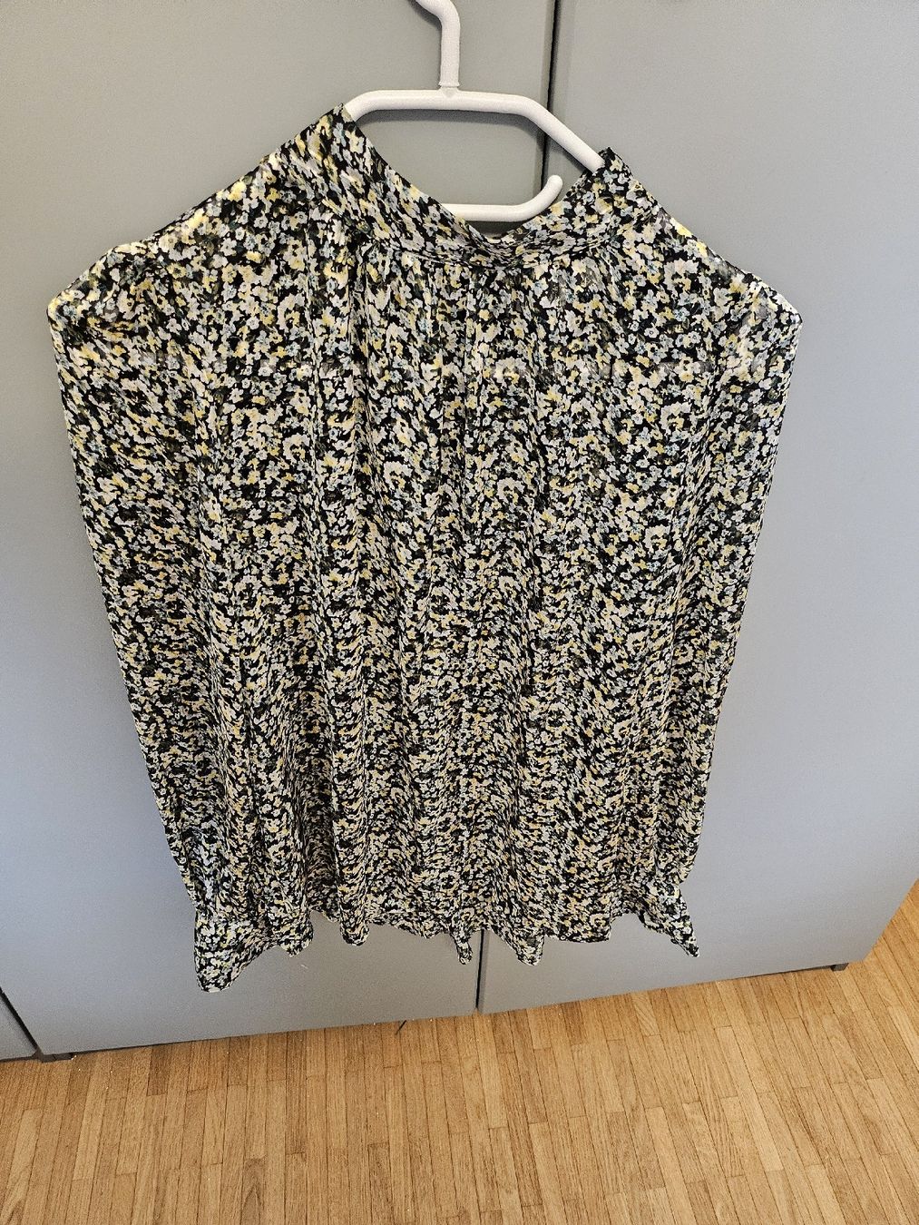 H&M Blusen: joli chemisier floral – Neu (gemäss Beschreibung) aus La Tour-de-Peilz von mar_2r26