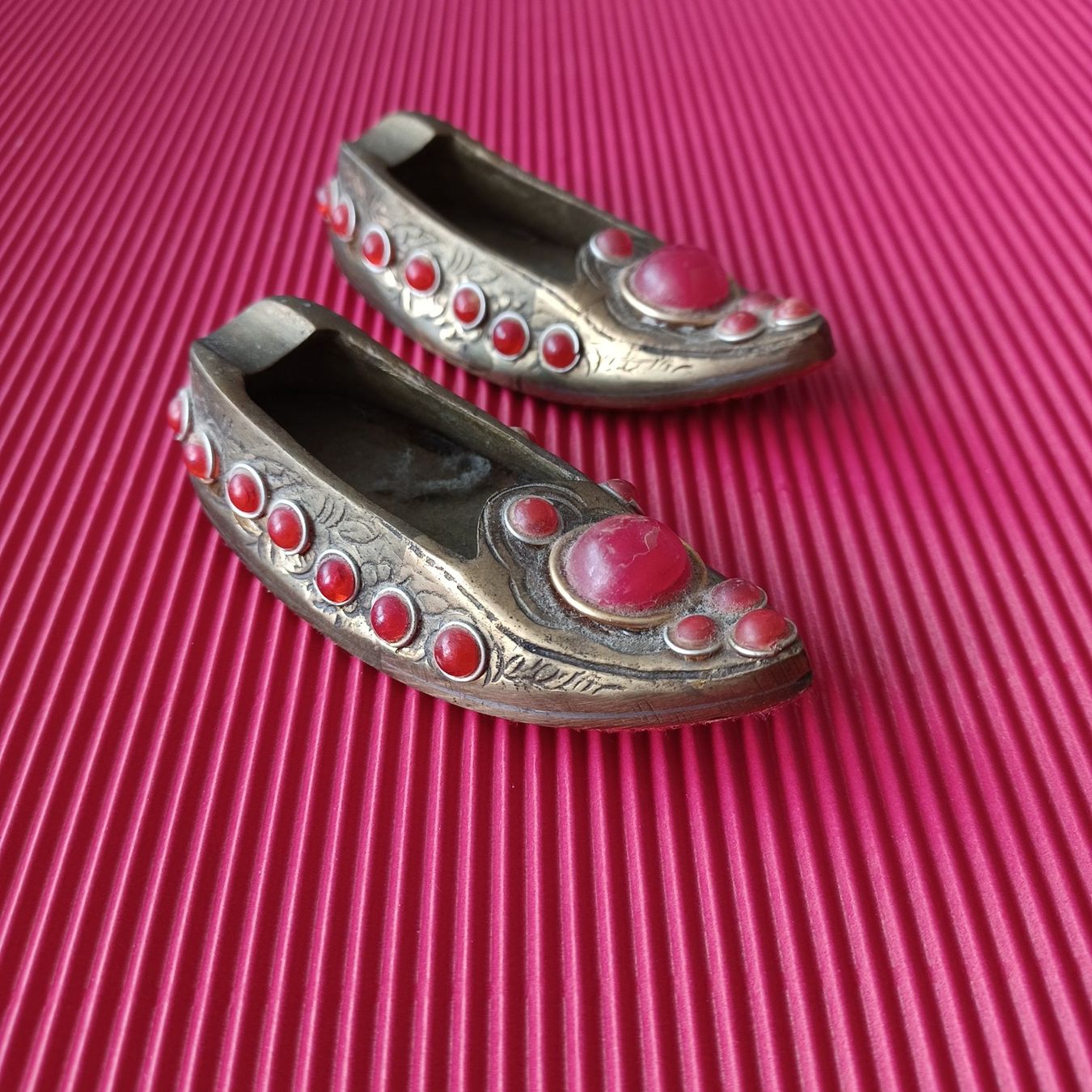 Portacenere: ASCHENBECHERPAAR . Messing. Vintage. / Schuhe. – Usato da Zürich venduto da Bellabo 2