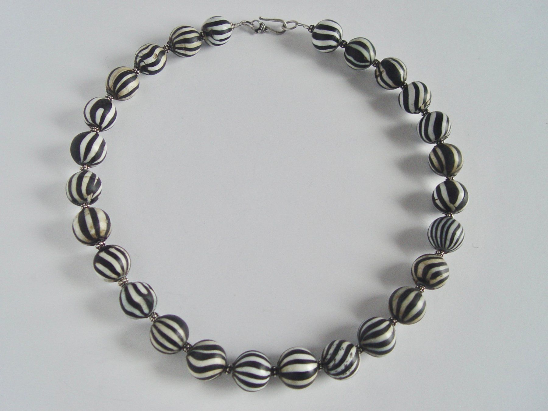 Ketten: Collier Schwarz-Weiss aus Glas mit viel Silber – Neu (gemäss Beschreibung) aus Henggart von gernli 1