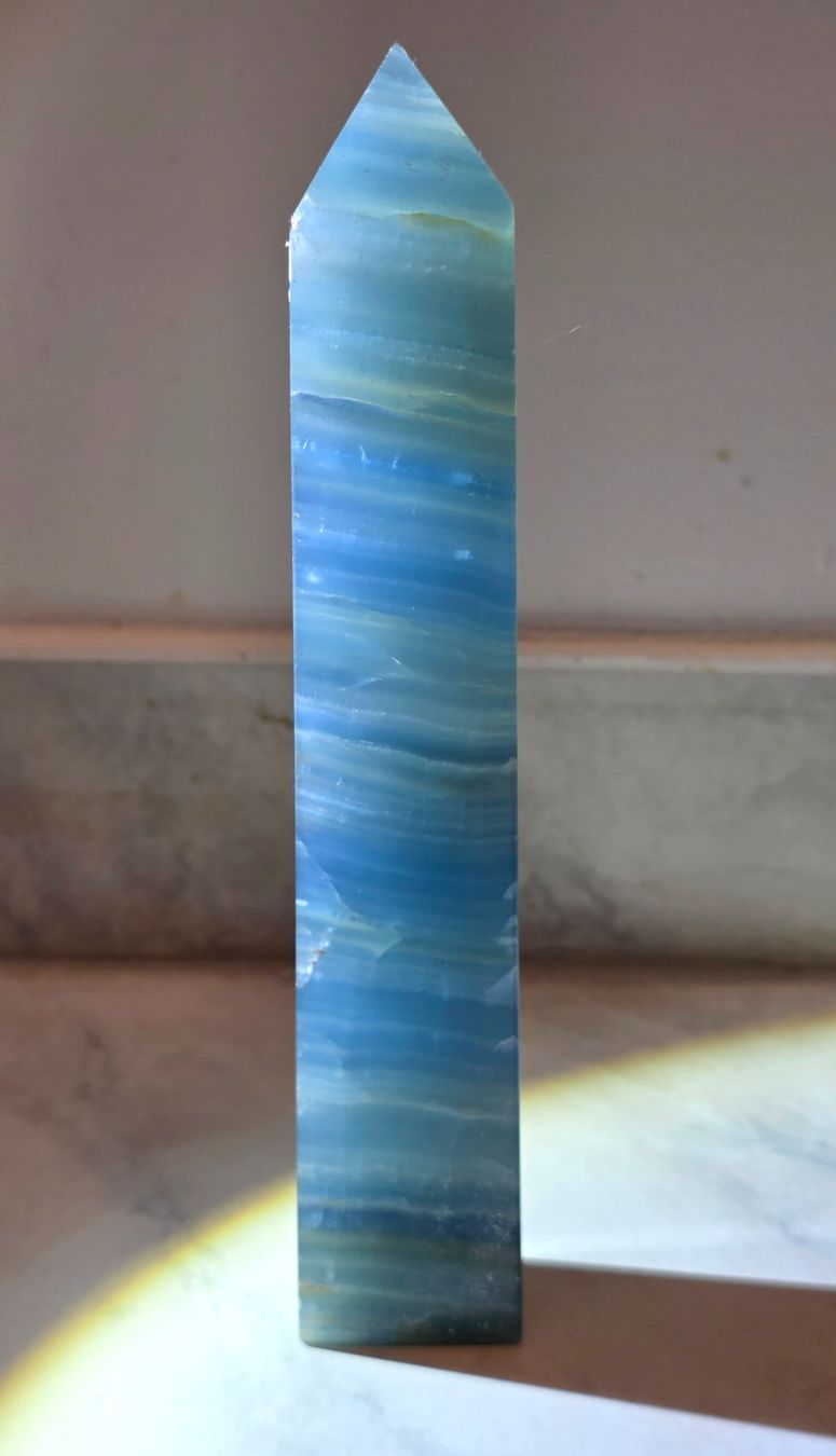 Minerali & Pietre curative: Blauer Onyx Obelisk 245g – Nuovo e nell'imballaggio originale da Matzingen venduto da Shay_Crystalz