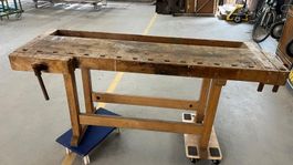 Werkbank Holz mit Schraubstock gebraucht Zustand siehe Bi...