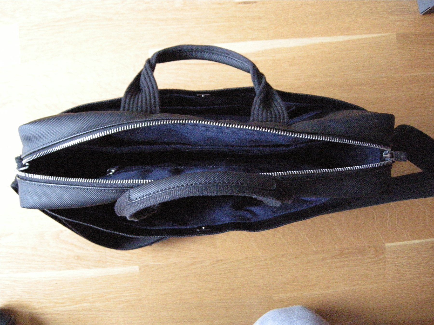 Valigie & Borse: Lacoste Laptop-, Büro-, Aktentasche – Usato da Bottmingen venduto da dah_cfj9 5