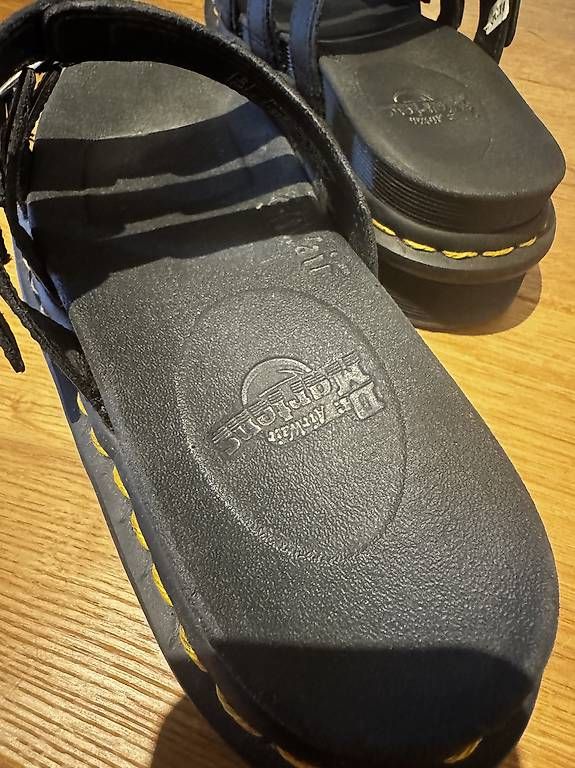 Damenschuhe: Dr. Martens Sandalen Gr. 38 – Gebraucht aus bätterkinden von jos_895n 1
