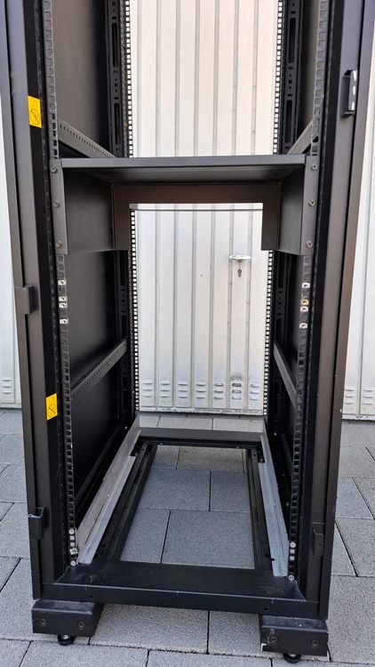 IBM Server-Rack – 42U / HE – robustes Rack auf Rollen (Gebraucht) in ...
